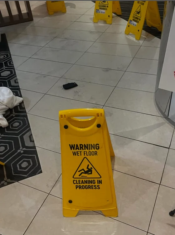 Bateria externă a explodat în buzunarul bărbatului. Foto: Instagram/Leanne Tonkes