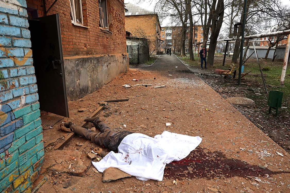 Victimele lăsate  pe străzi de ruşi. Fotografii: AFP/EPA-EFE/Twitter
