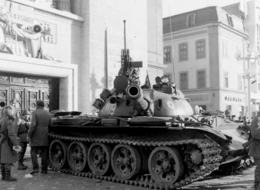 Armata donează un tanc T-55 pentru Memorialul Revoluției de la Timișoara din Decembrie 1989. Imagine disponibilă. Armata donează un tanc T-55 pentru Memorialul Revoluției de la Timișoara din Decembrie 1989. Imagine disponibilă.