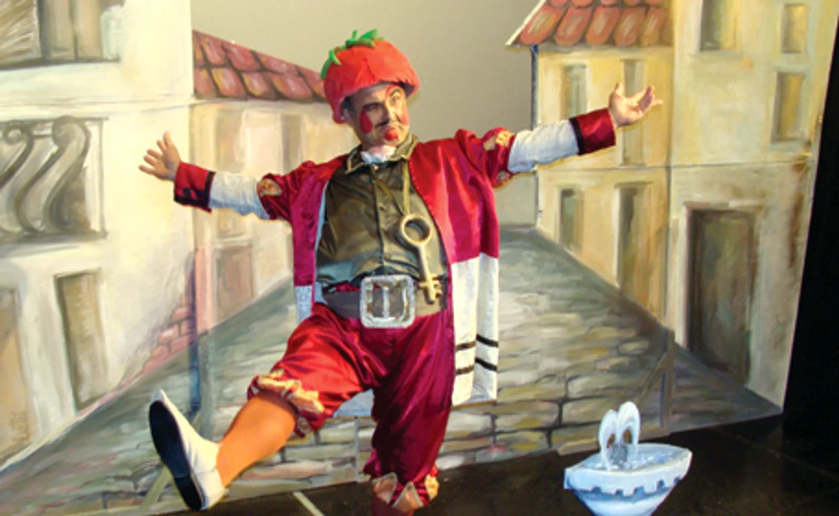 Andrei Fazekas este unul dintre actorii care au luat locul păpuşilor la Teatrul Arcadia