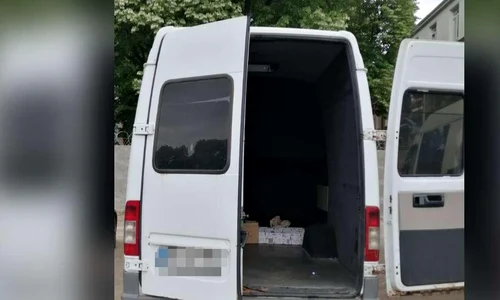 Microbuzul în care au fost găsiți migranții jpeg