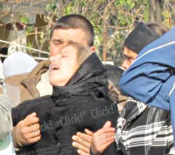 
    Lucian Slujitoru  și soţia sa, Coca,  puternic afectaţi,  la înmormântarea  fiicei lor, Andra  