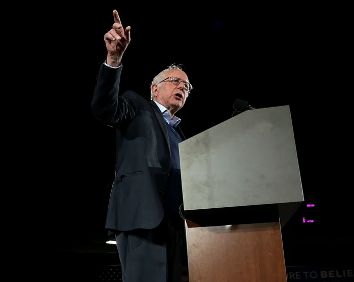 Bernie Sanders (74 de ani)