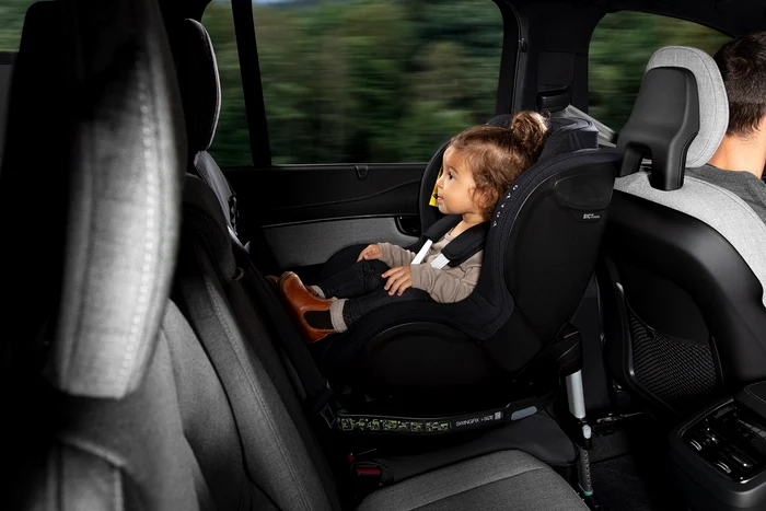 
    În Suedia, copiii până în 4 ani au scaunul de mașină orientat spre spate  