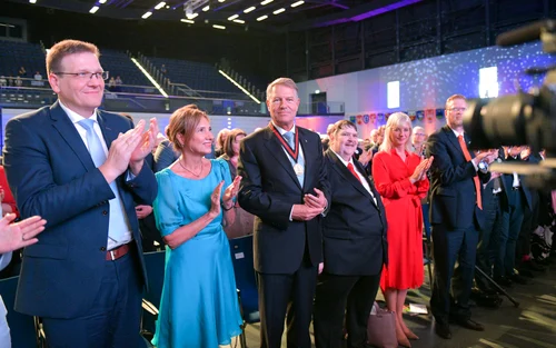 Carmen Iohannis rochie turcoaz Andreea Tincu in Germania (7) jpg