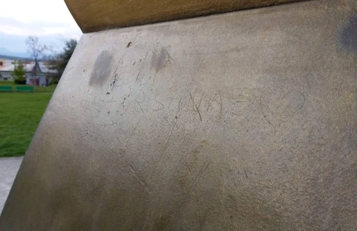 Coloana lui Brâncuşi a fost zgâriată din nou