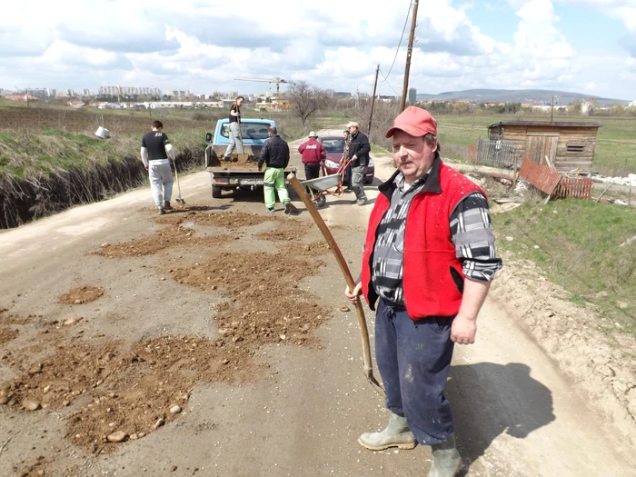 Miklos Laczi, un zidar din Colonia Sopor, a dat o lecţie de civism edililor care s-au perindat până acum pe la Primăria Cluj-Napoca şi au promis, de 20 de ani, că vor face drumul. FOTO: Remus Florescu