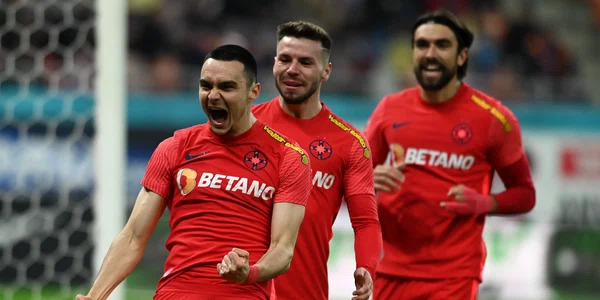 Fotbalistii stelisti Adrian Gheorghe Sut si Andrei Ioan Cordea se bucura dupa un gol marcat in meciul de fotbal dintre FCSB si Petrolul Ploiesti FOTO Sportpictures