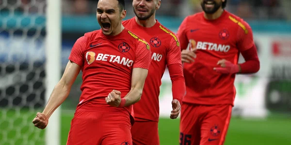 Fotbalistii stelisti Adrian Gheorghe Sut si Andrei Ioan Cordea se bucura dupa un gol marcat in meciul de fotbal dintre FCSB si Petrolul Ploiesti FOTO Sportpictures