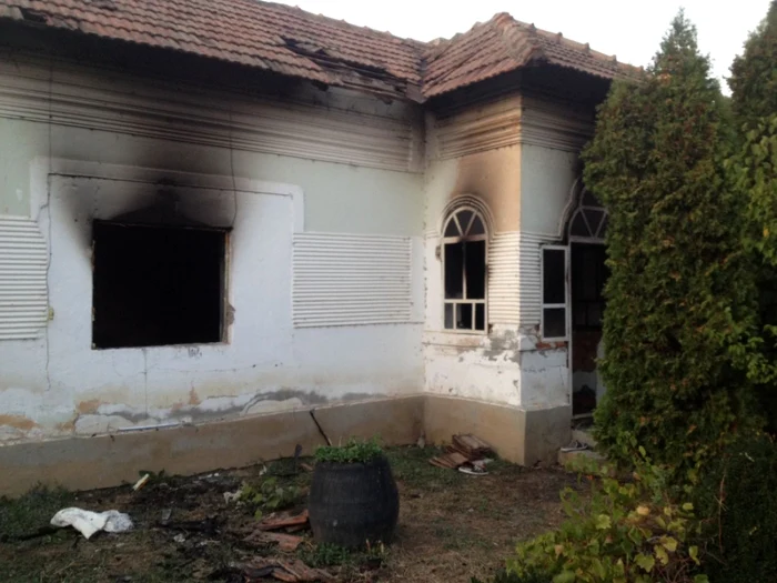 Imobilul a avut serios de suferit în urma incendiului Foto: arhivă Adevărul