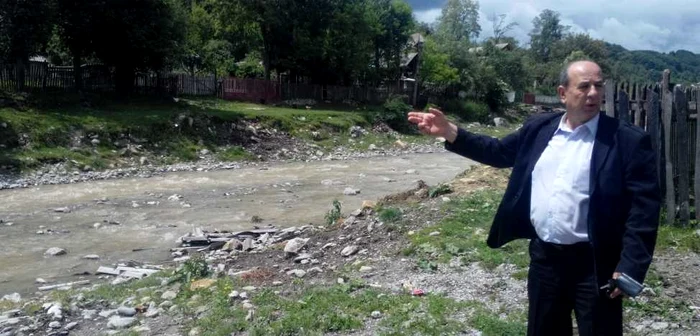 Autorităţile locale spun că au făcut încă din anul 2010 un proiect pentru regularizarea albiei Pârâului Ialomicioara, însă acesta s-a împotmolit în sertarele Ministerului Mediului