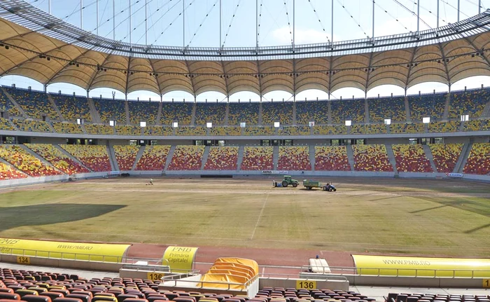 Lucrările de înlocuire a ierbii de pe Arena Naţională au început ieri şi se vor termina vineriFOTOGRAFII: David Muntean