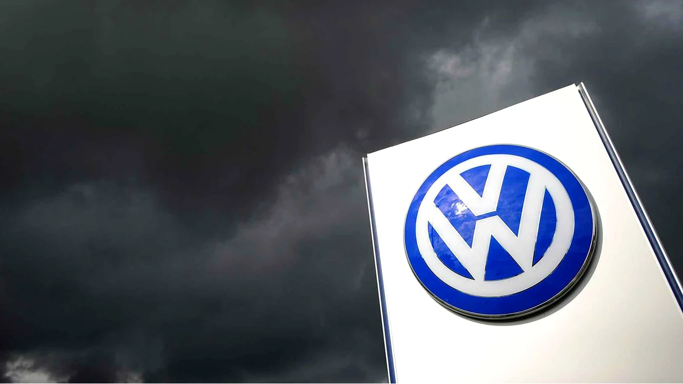 Sigla Volkswagen sub nori negri prevestitori de furtună