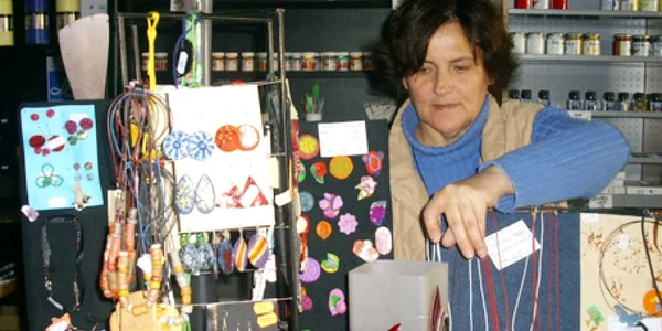 Cristina Marciuc se ocupă de vânzarea colierelor şi cerceilor din fimo la Fondul Plastic