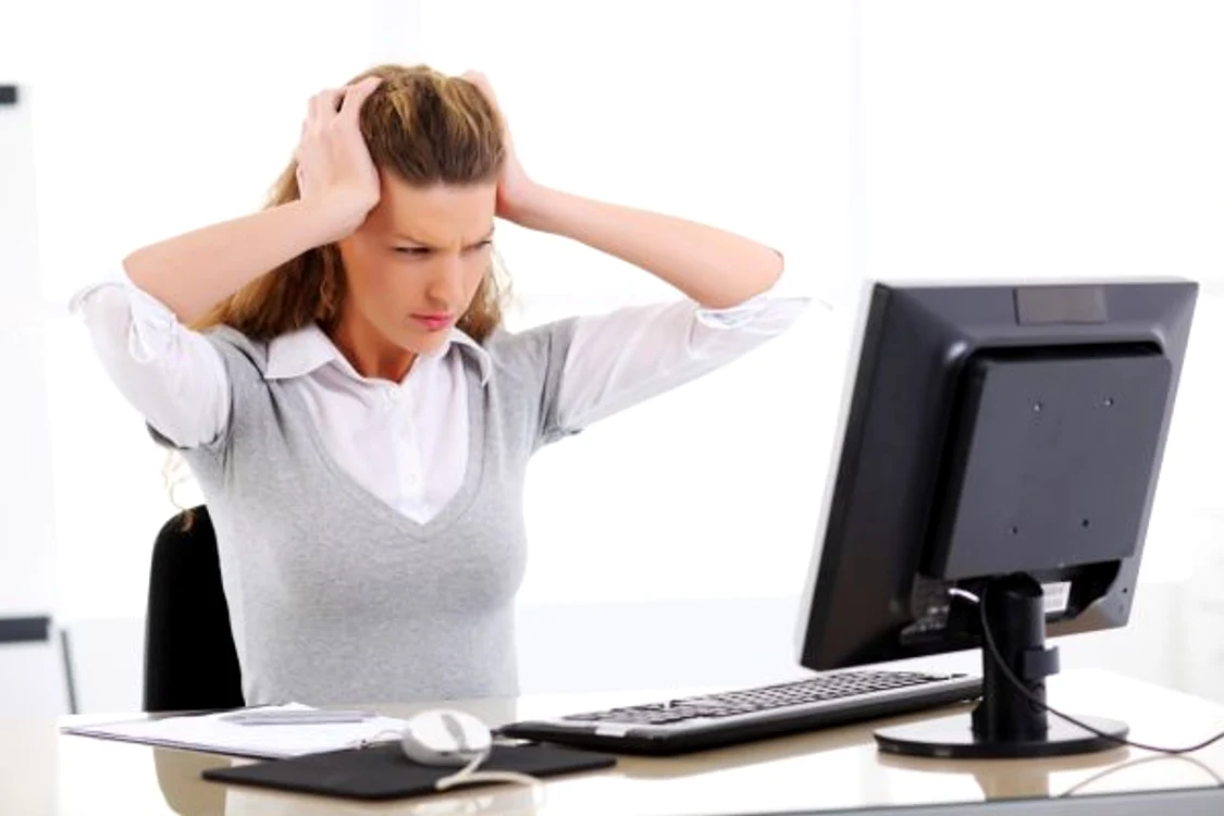 Discutiile pe chaturi în timpul programului te pot lăsa fără loc de muncă