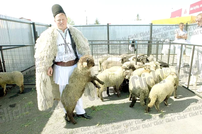 
    Ghiţă va filma luni un  nou clip publicitar  pentru compania  de telefonie mobilă  care l-a făcut  celebru (Fotografii. Sever Gheorghe)  
