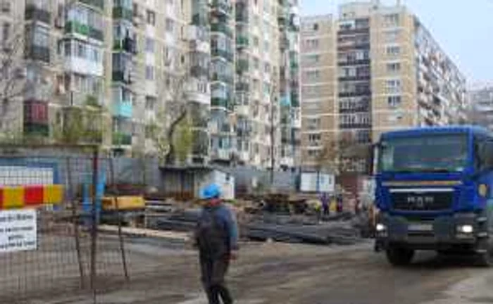 Oamenii se plâng că, din cauza lucrărilor, pereţii le crapă, iar uşile camerelor nu se mai închid
