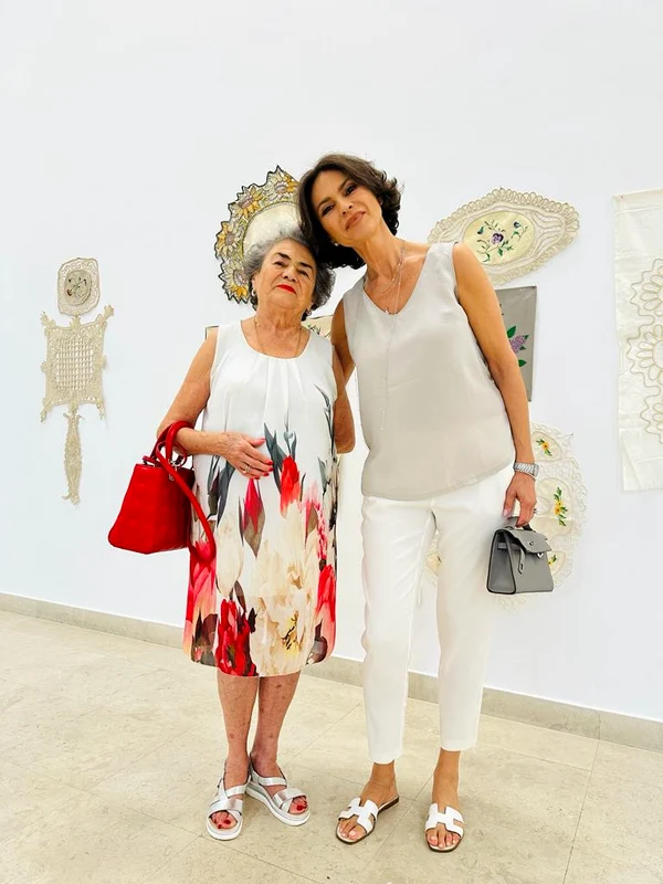 "Este o expoziție cu creațiile realizate de mama mea, pe care le-a lucrat de-a lungul anilor, împreună cu mama ei", mai spune vedeta
