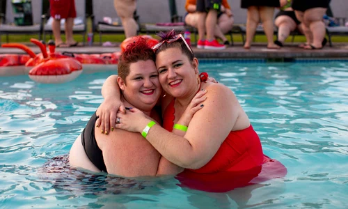 femei piscina obezitate unsplash jpeg