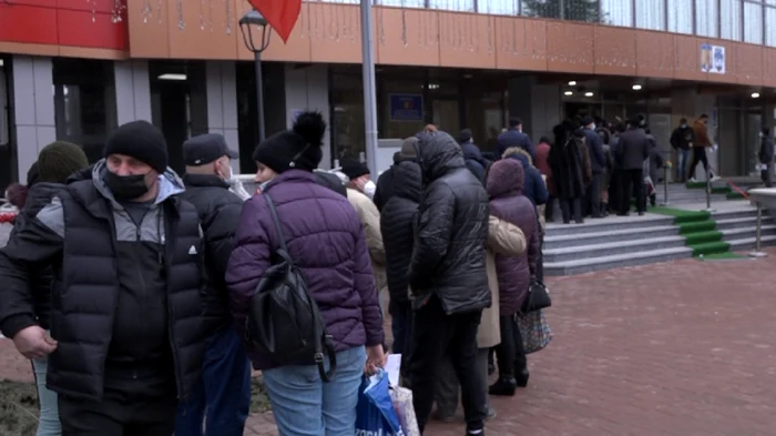 Oameni la coadă la taxe și impozite