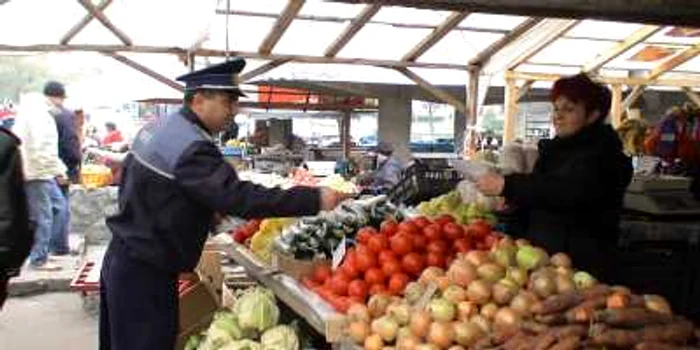 Femeia venise la târgul din Topolog pentru a vinde peşte FOTO Arhivă Adevărul