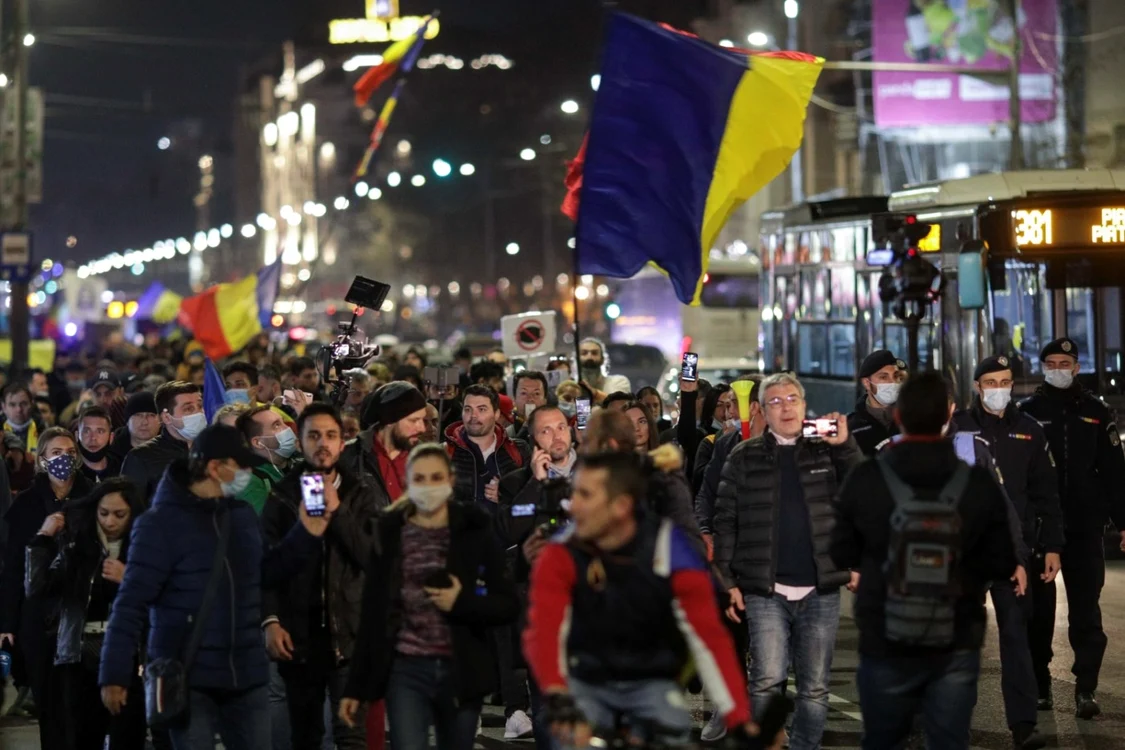 Cei mai mulţi protestatari sunt tineri şi strigă „Libertate!”, „Jos masca”  FOTO Inquam Photos / Octav Ganea