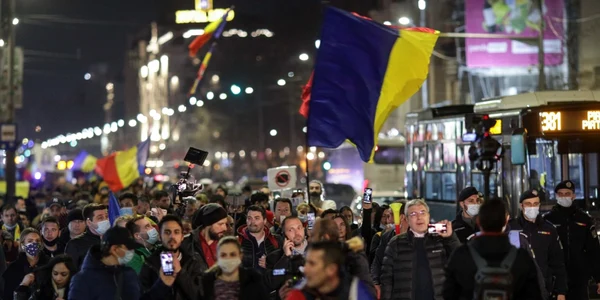 Cateva sute de persoane protesteaza fata de restrictiile impuse de guvern in perioada starii de alerta in Bucuresti 30 martie 2021FOTO Inquam Photos / Octav Ganea