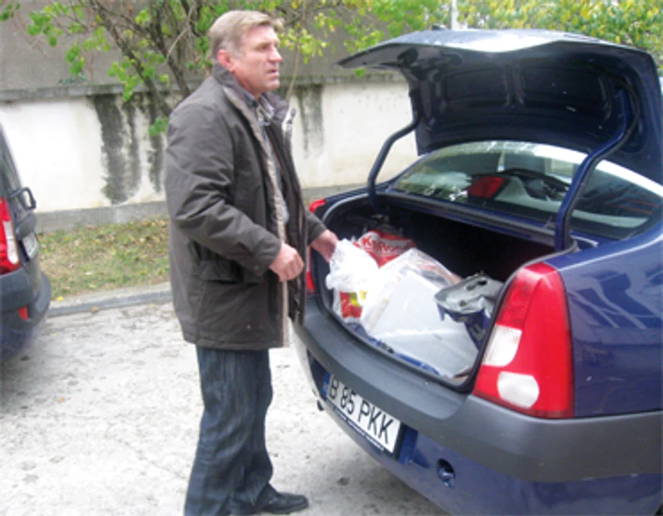 Târgu-Jiu: Falsificatorii de carduri, eliberaţi de instanţă