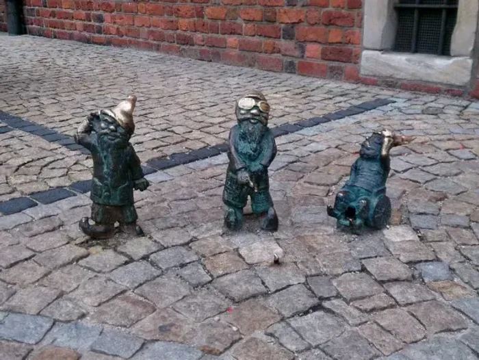 Turiștii sunt fascinații de gnomi de pe străzile orașului