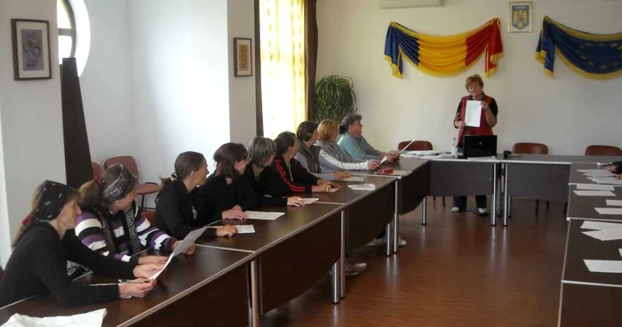 Participanţi la cursul de calificare în ocupaţia de „Lucrător în comerţ“