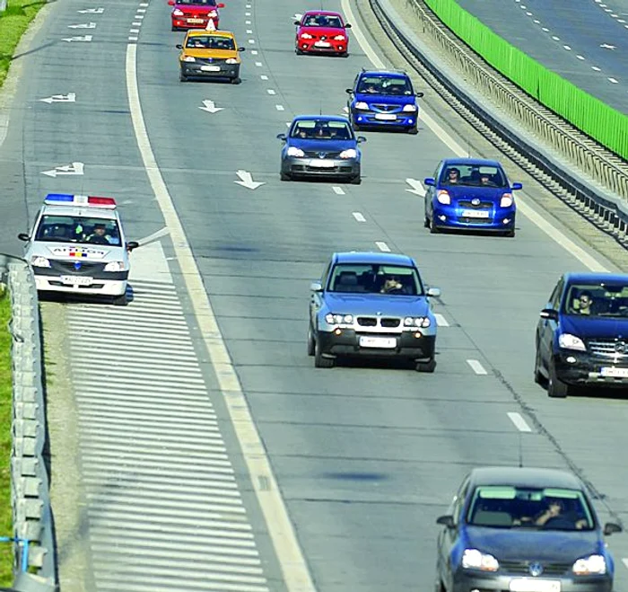 
    Femeia a fost oprită de  un echipaj de poliţie, cu  care era să se lovească  