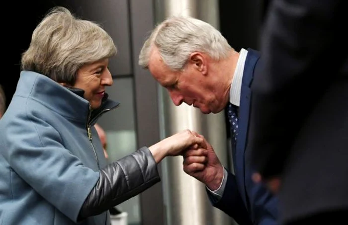 Michel Barnier galant cu Theresa May FOTO EPA-EFE