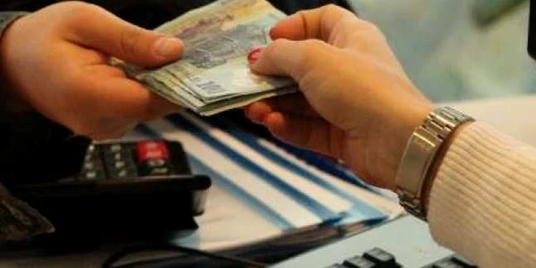 Banii au intrat temporar în buzunarele infractorilor - imagine arhivă Adevărul