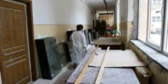 Iaşi: Elevii, aşteptaţi la ore în clase mizerabile