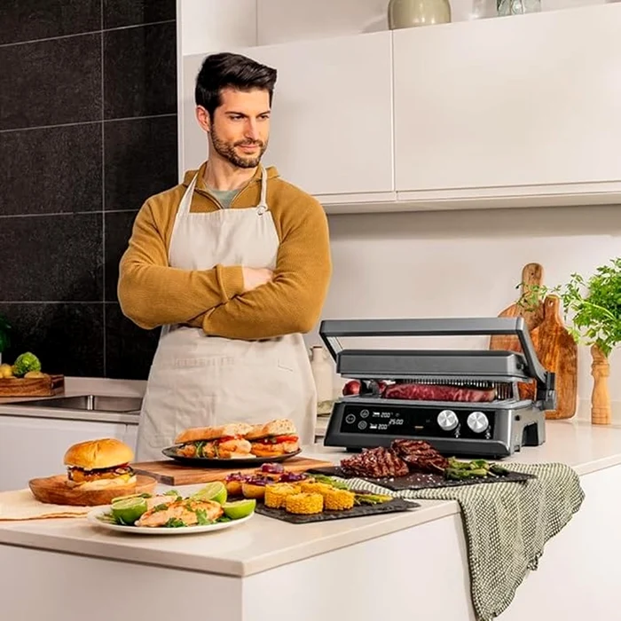 Grătar electric în bucătărie prepară diverse ingrediente sub supravegherea unui amator Foto eMAG