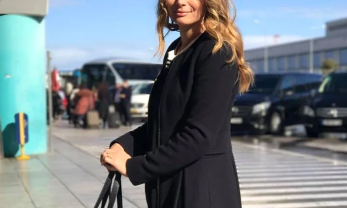 laura cosoi2 png
