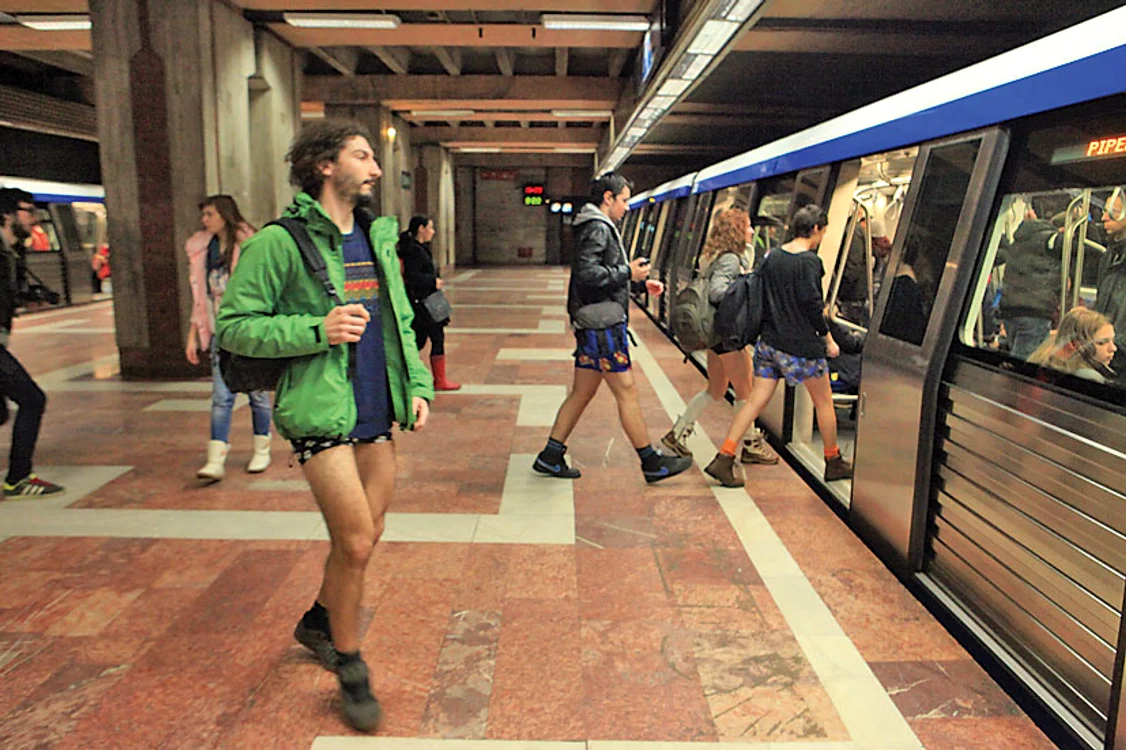 Călătorii în chiloţi au schimbat metroul în mai multe staţii