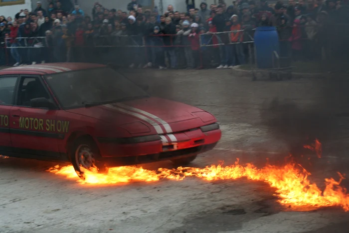 Cascadorii au trecut prin flăcări 