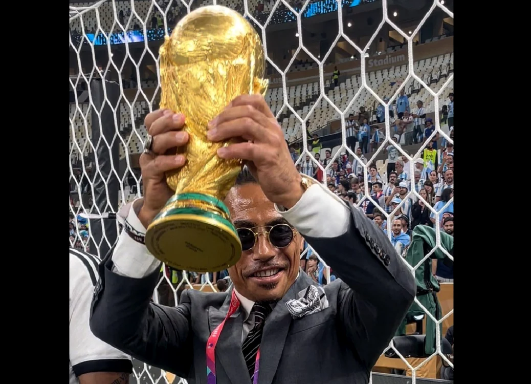 Bucătarul turc și-a făcut de cap cu trofeul Cupei Mondiale.