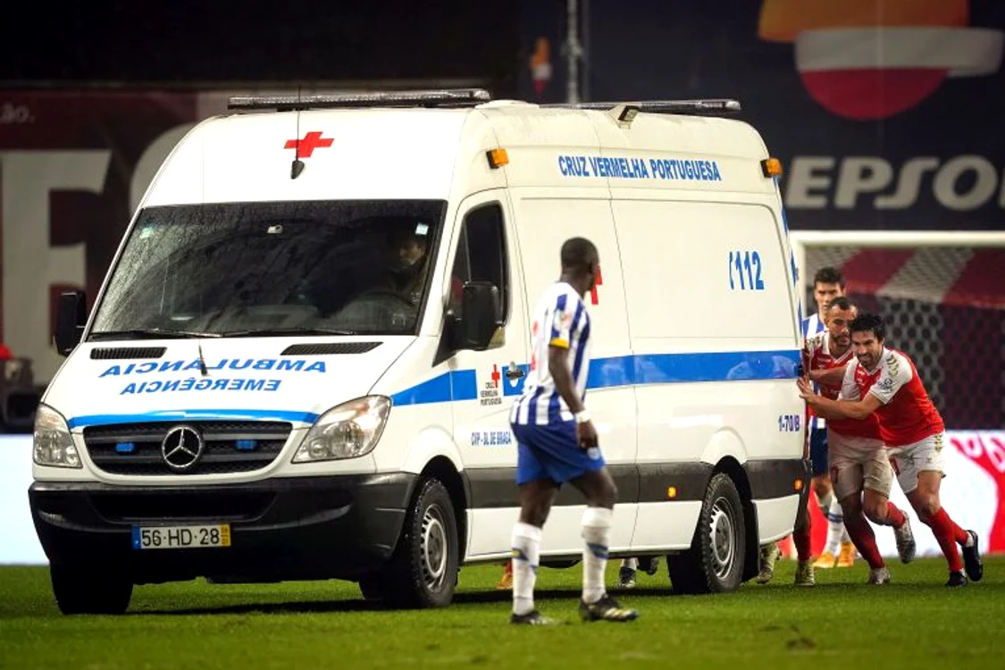 
    Fotbaliștii au împins ambulanța ca să poată relua meciulFOTO: EPA  