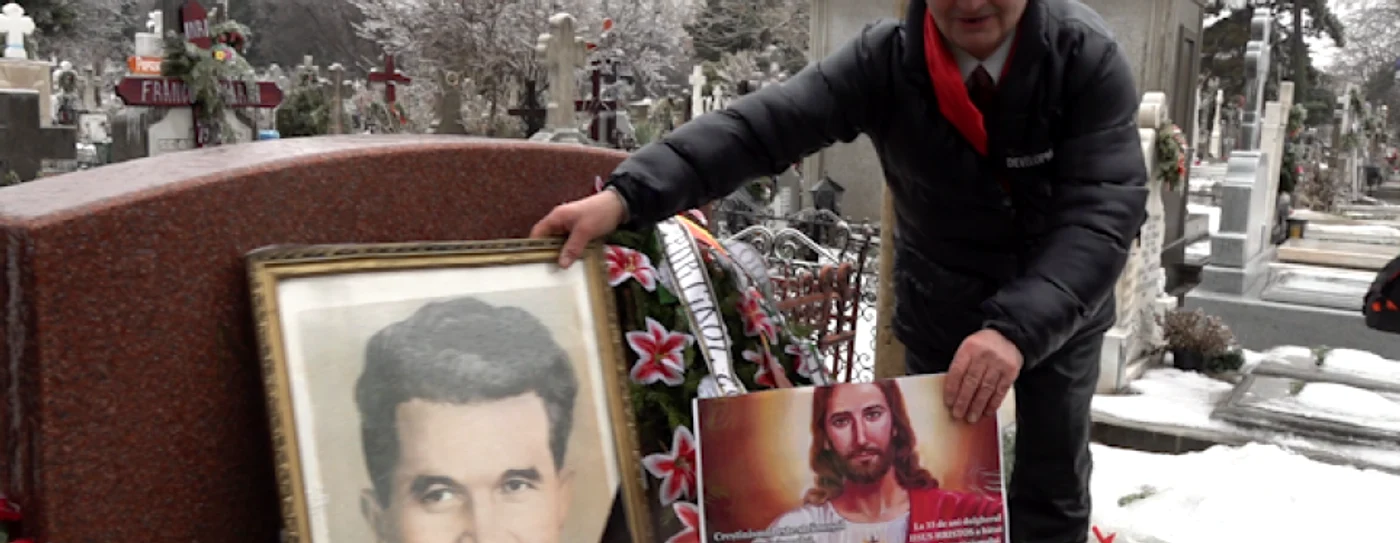 Cei care regretă epoca de aur s-au adunat sâmbătă, în cimitirul Ghencea, la mormântul lui Nicolae Ceauşescu              FOTO: Adevărul