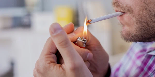 Fumator - tigara - bricheta FOTO Shutterstock 