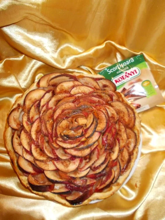 Tartă trandafir cu mere şi scorţişoară