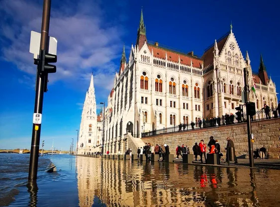Dunărea a ieșit din albie la Budapesta -  Foto Twitter The Informant 