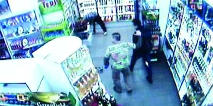 Hoţii de mărunţişuri au fost surprinşi de camerele de supraveghere