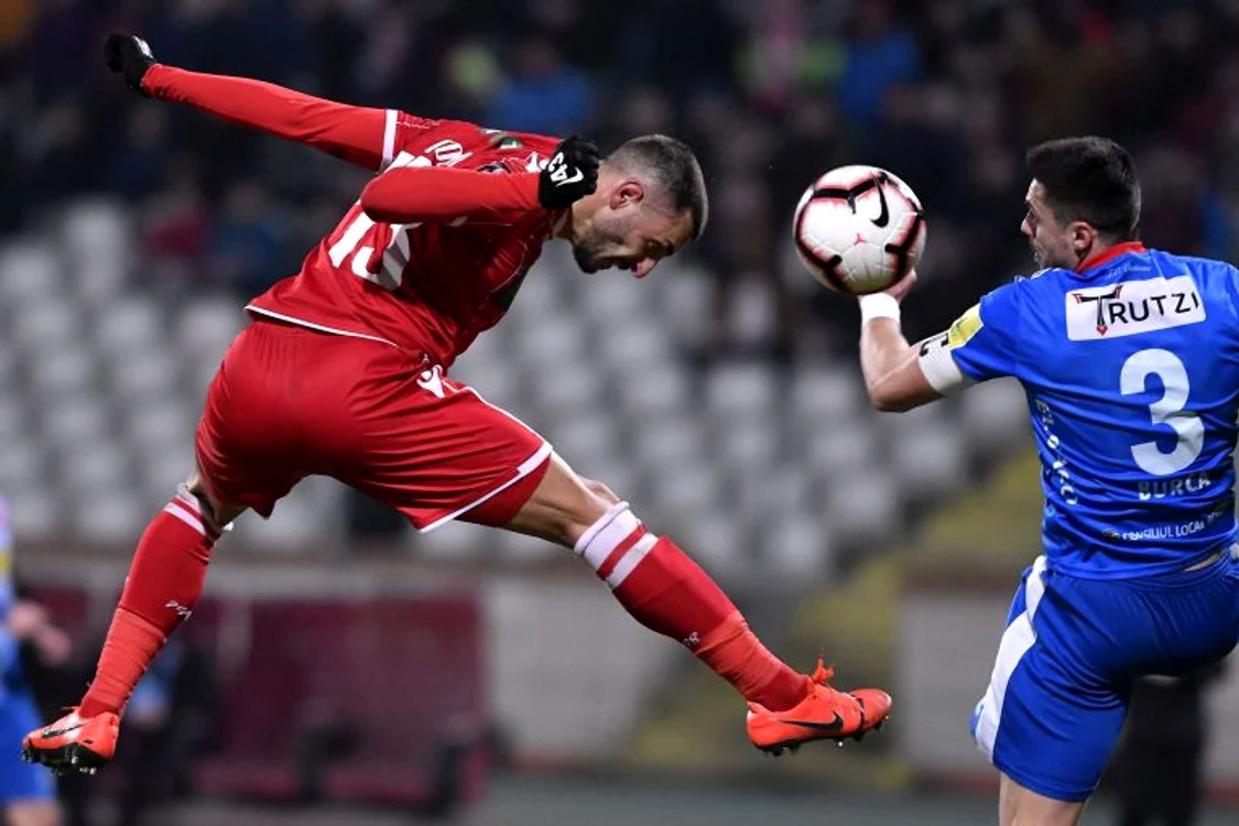 
    Atacantul italian Montini, in actiuneFOTO: Sportpictures.eu  