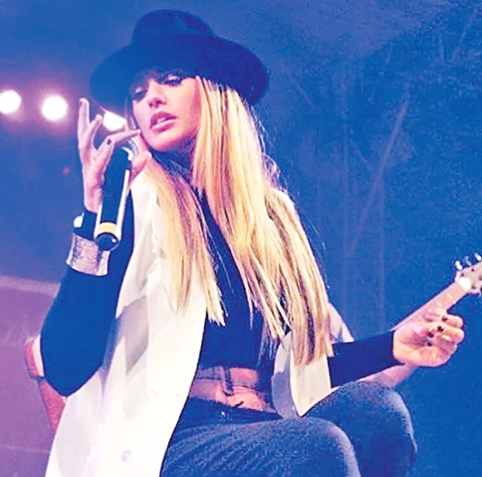 Antonia preferă show-urile liniştite, aşezată pe un scăunel