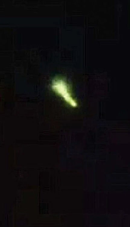 Apoi ia forma unui meteorit care urcă pe cer şi dispare