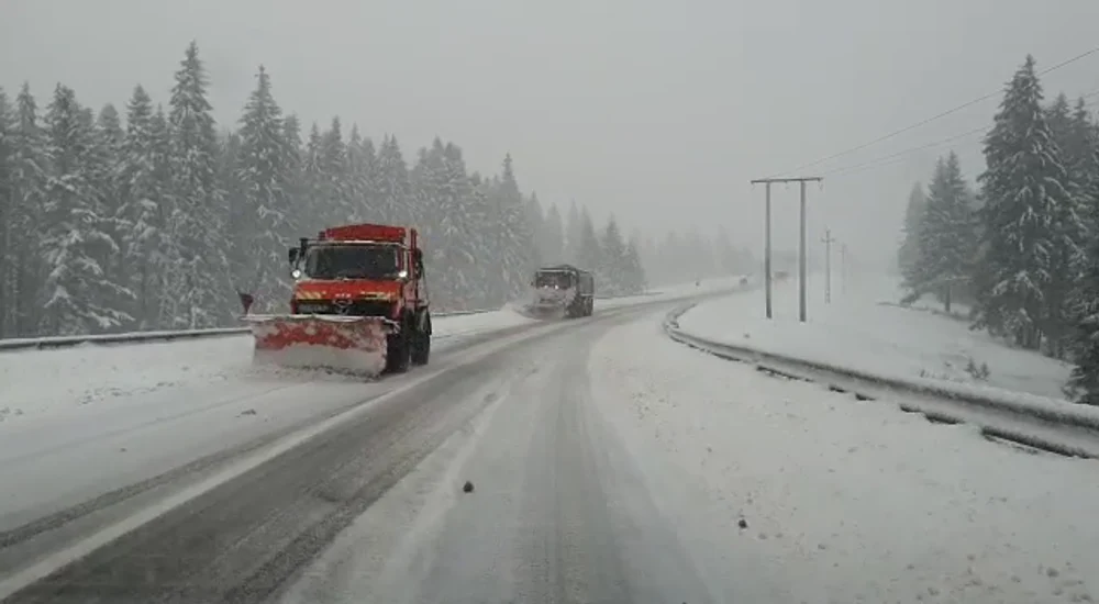 Trafic în condiții de iarnă pe mai multe drumuri din Ardeal și Moldova. Unde intervin utilajele de deszăpezire