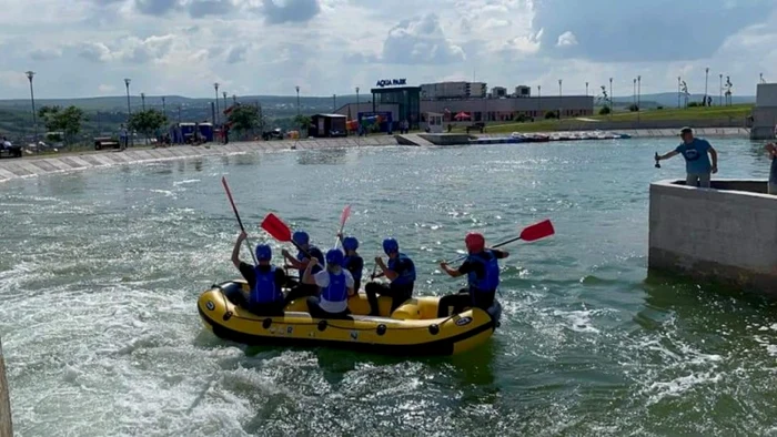 Tineri pe râul de river rafting de la Botoşani FOTO stiri.botosani.ro